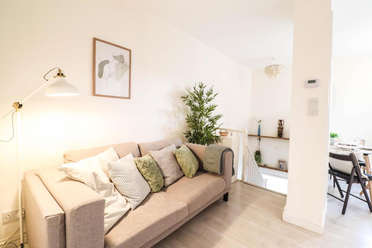 Beautiful 2-Bedroom Flat Just Steps From Oval Station Apartment *