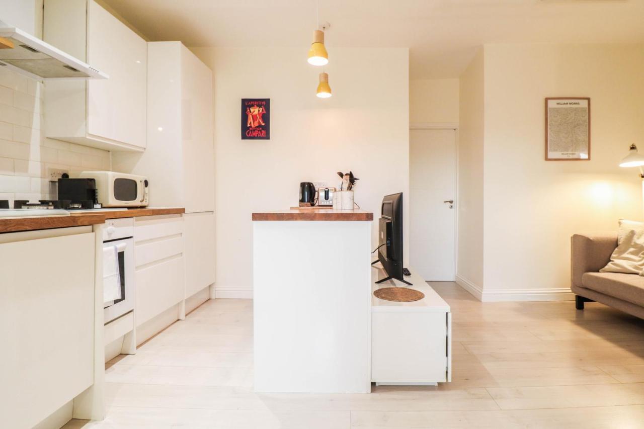 Beautiful 2-Bedroom Flat Just Steps From Oval Station Apartment *