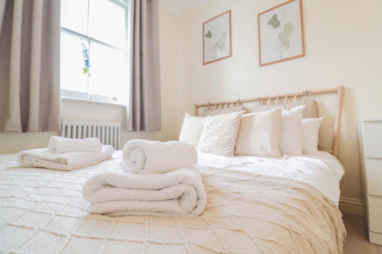 Beautiful 2-Bedroom Flat Just Steps From Oval Station Apartment London