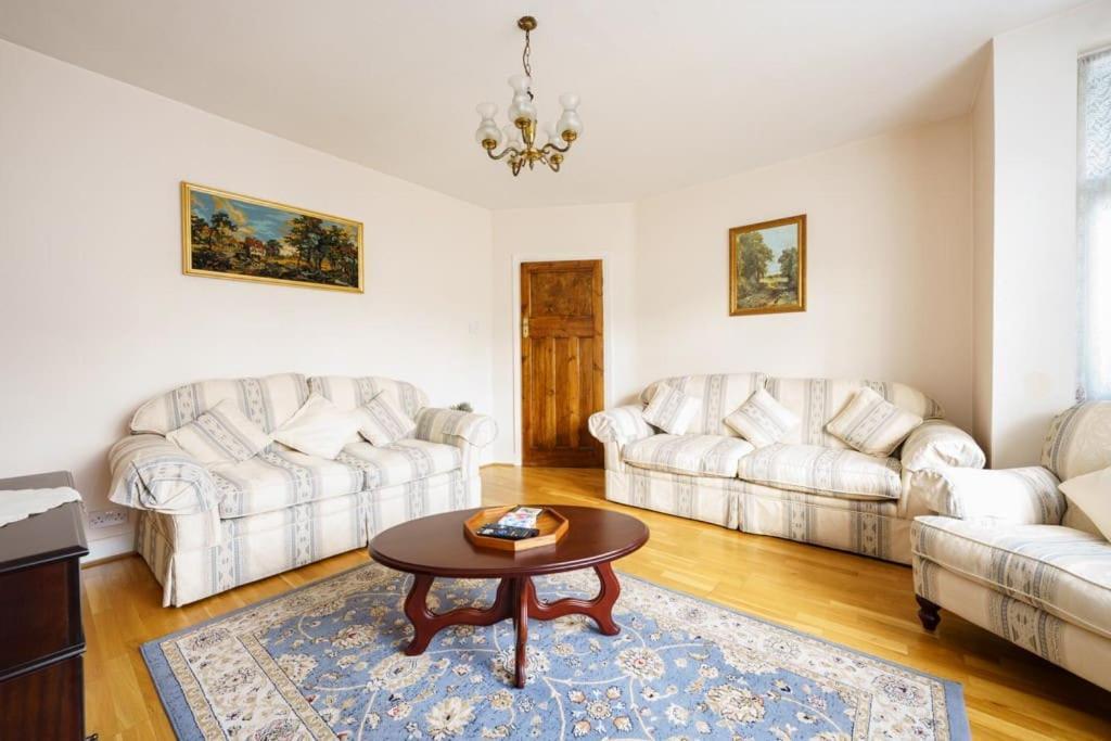 Wembley Arch View, 4-bed House, Drive For 2 Cars Apartment *