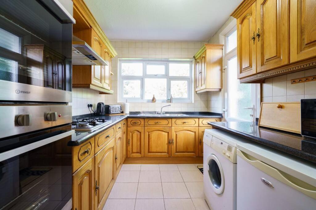 Wembley Arch View, 4-bed House, Drive For 2 Cars * London