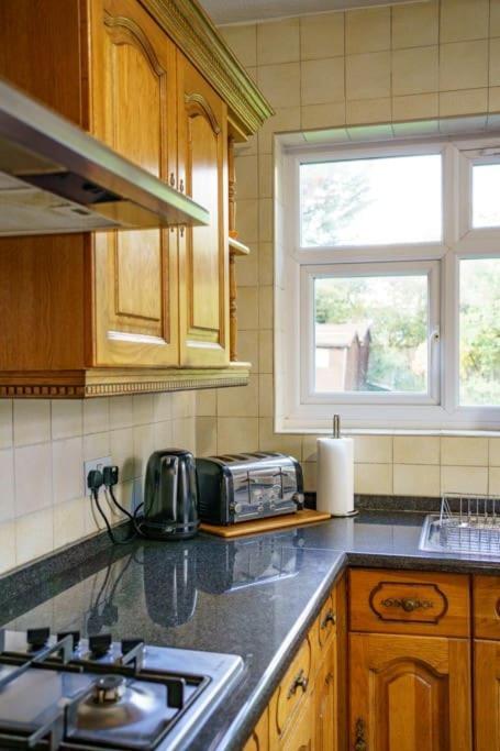 Wembley Arch View, 4-bed House, Drive For 2 Cars London