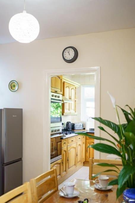 Apartment Wembley Arch View, 4-bed House, Drive For 2 Cars *