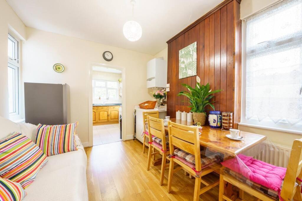 Apartment Wembley Arch View, 4-bed House, Drive For 2 Cars London