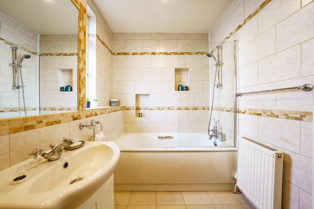 Wembley Arch View, 4-bed House, Drive For 2 Cars * London