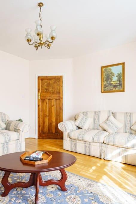 Wembley Arch View, 4-bed House, Drive For 2 Cars Apartment