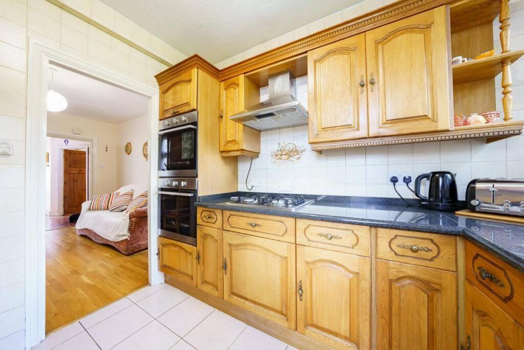 Wembley Arch View, 4-bed House, Drive For 2 Cars * London