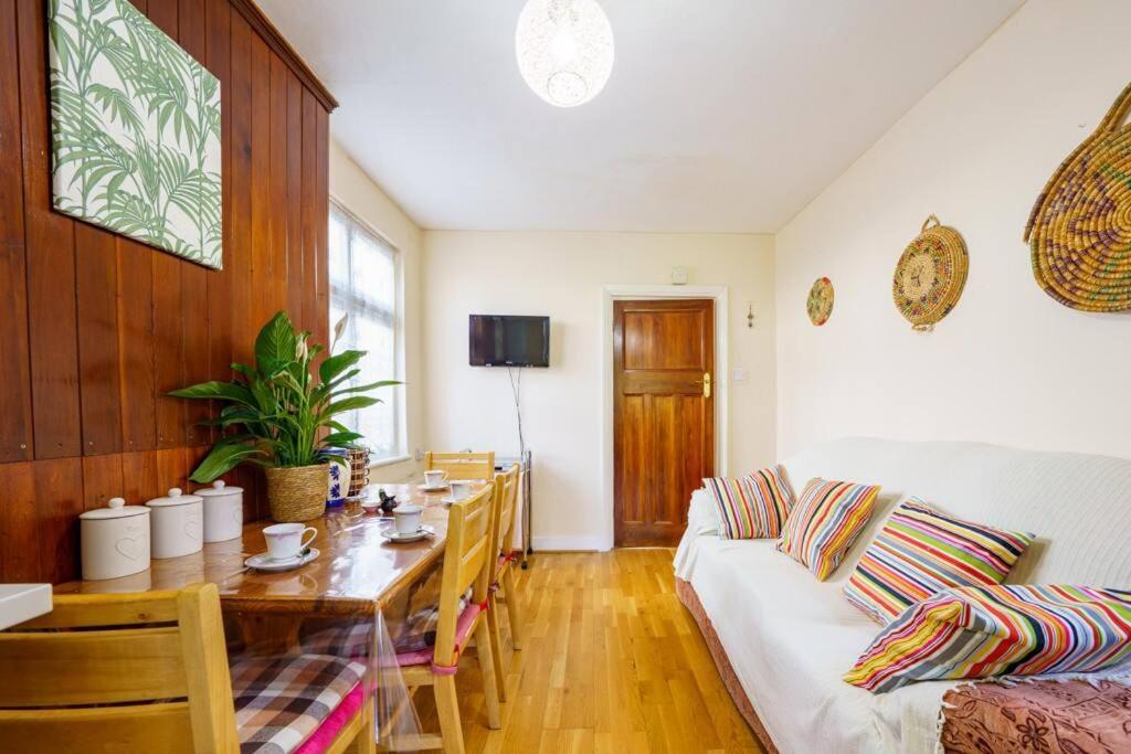 Wembley Arch View, 4-bed House, Drive For 2 Cars Apartment London