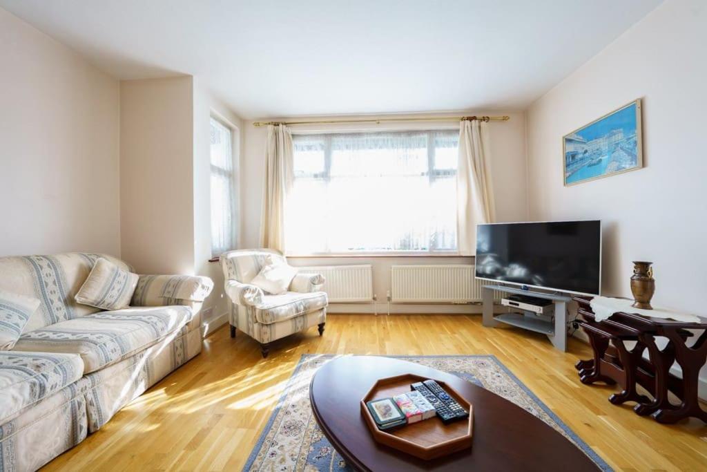Wembley Arch View, 4-bed House, Drive For 2 Cars Apartment