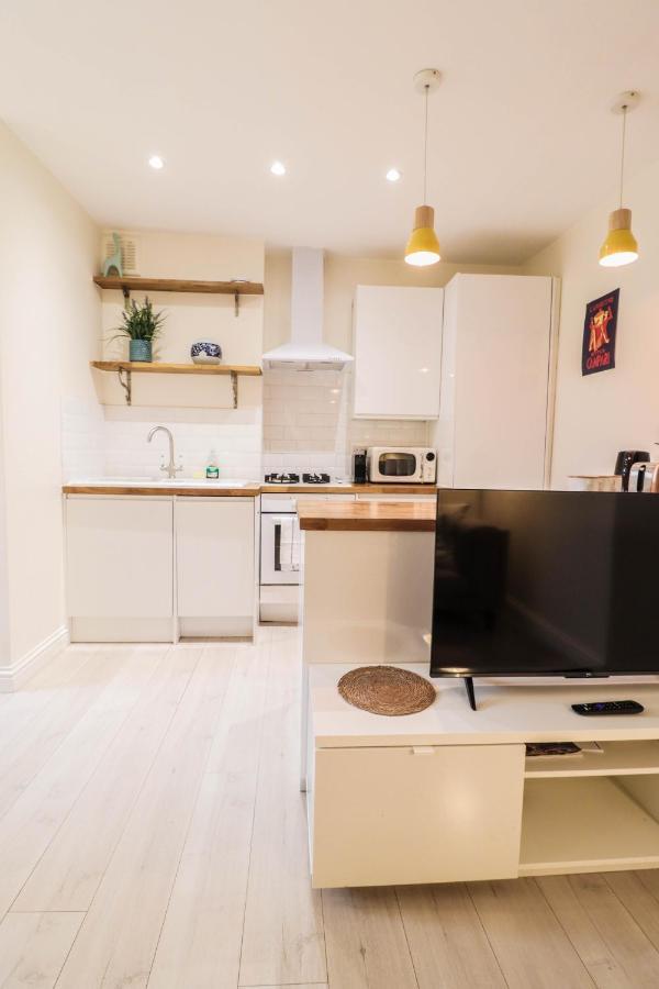 Apartment Beautiful 2-Bedroom Flat Just Steps From Oval Station London
