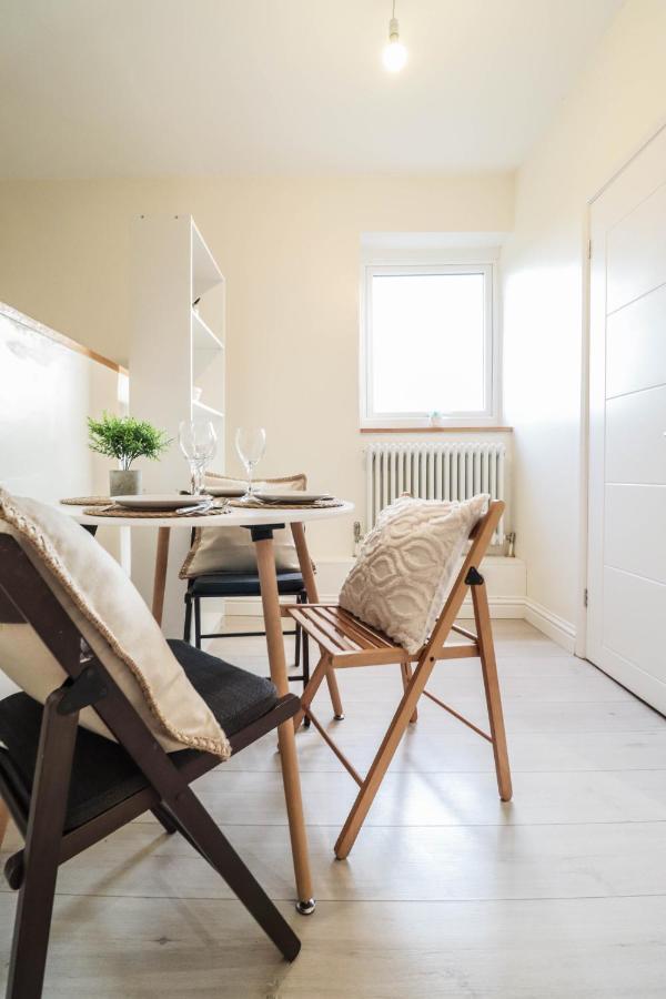 Beautiful 2-Bedroom Flat Just Steps From Oval Station Apartment London