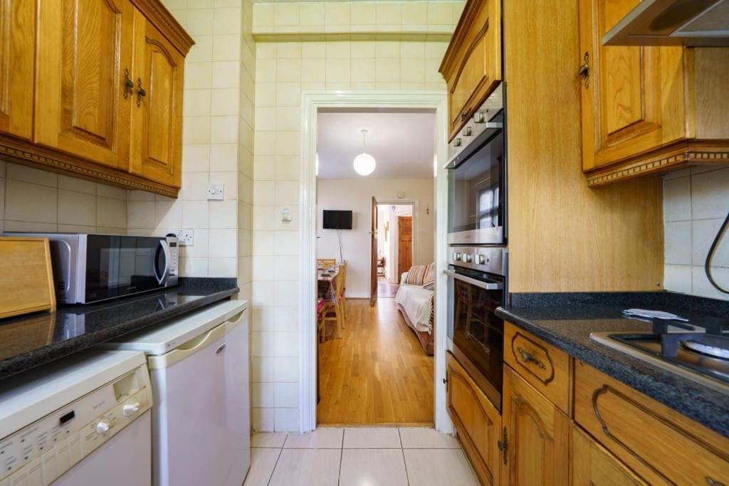 Wembley Arch View, 4-bed House, Drive For 2 Cars Apartment *