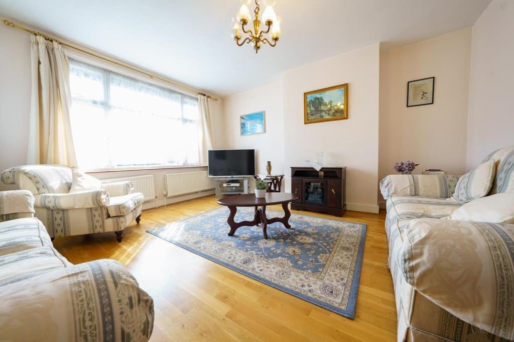 Apartment Wembley Arch View, 4-bed House, Drive For 2 Cars *