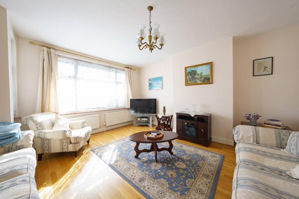 Wembley Arch View, 4-bed House, Drive For 2 Cars *
