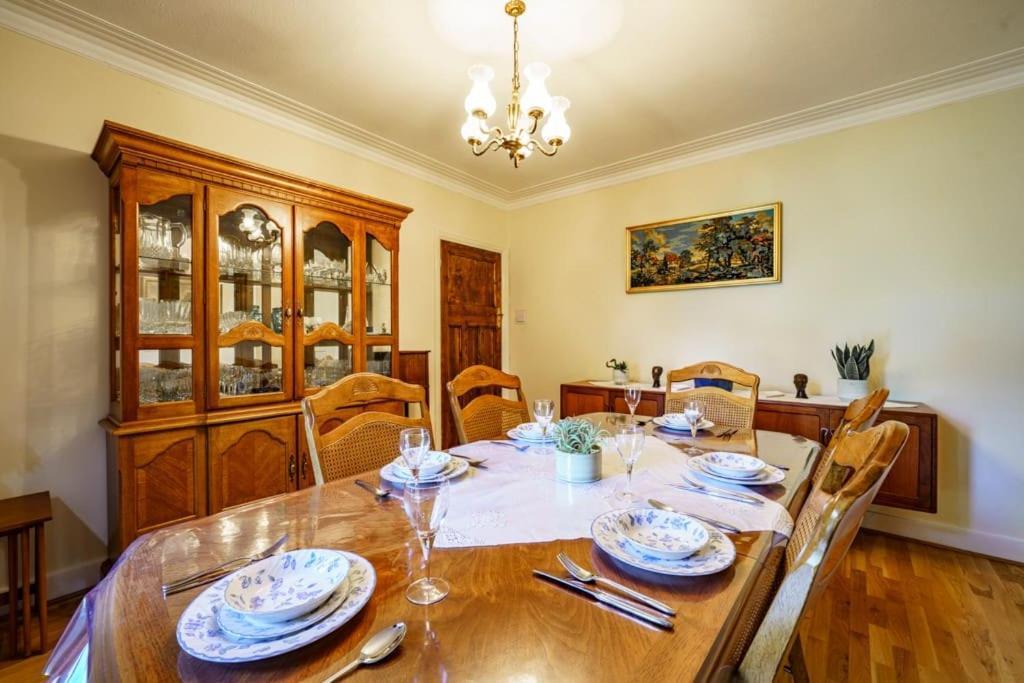 Wembley Arch View, 4-bed House, Drive For 2 Cars Apartment *