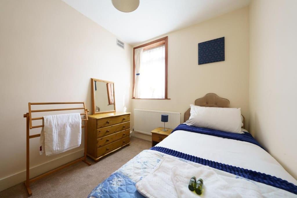 Wembley Arch View, 4-bed House, Drive For 2 Cars * London