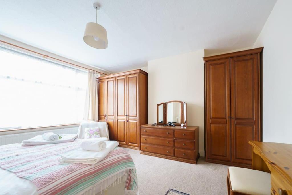 Wembley Arch View, 4-bed House, Drive For 2 Cars London