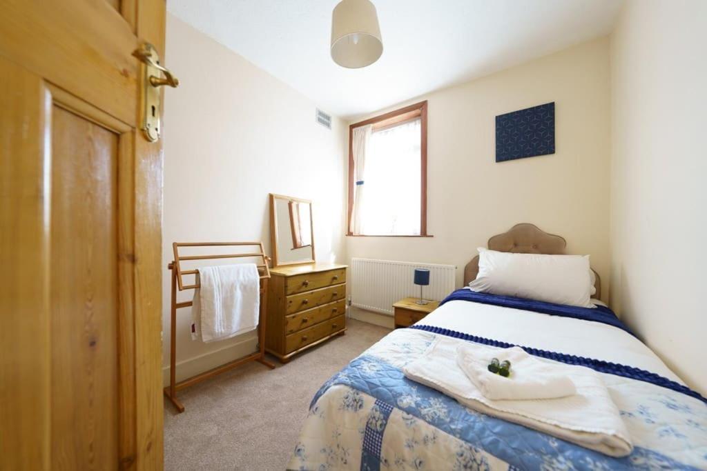 Wembley Arch View, 4-bed House, Drive For 2 Cars * London