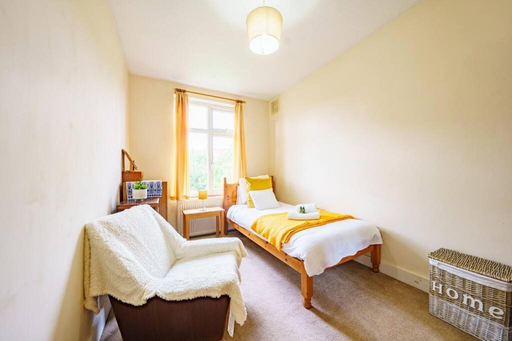 Wembley Arch View, 4-bed House, Drive For 2 Cars London