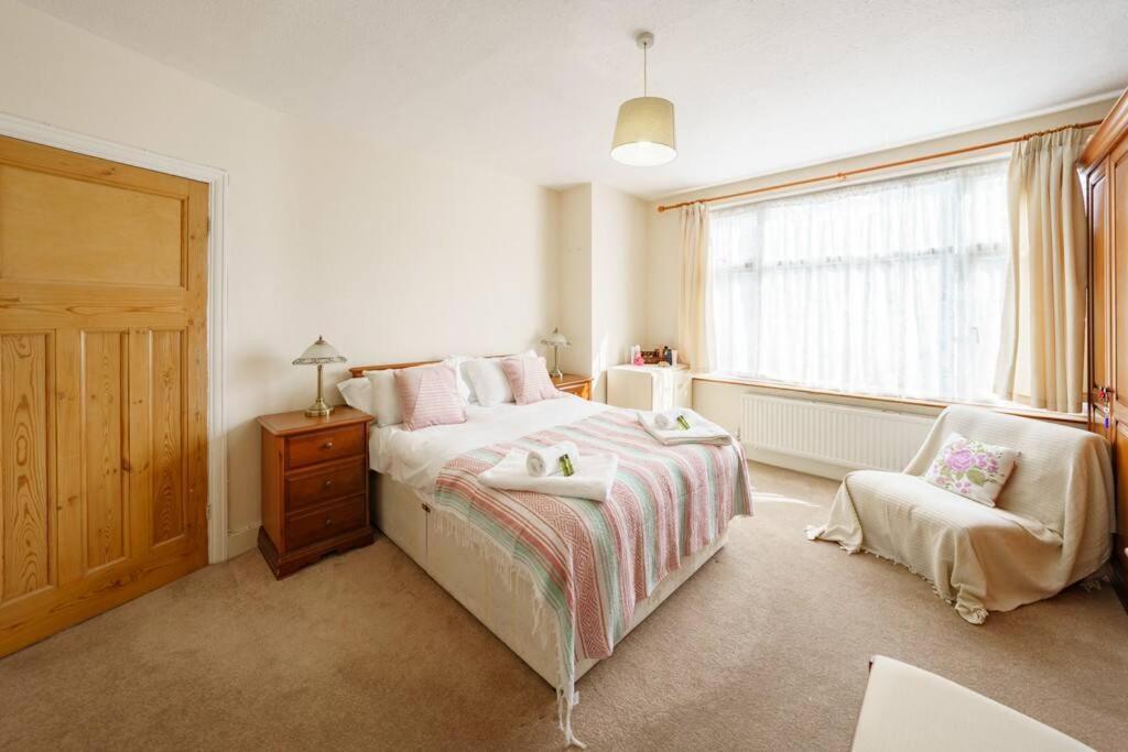 Wembley Arch View, 4-bed House, Drive For 2 Cars *