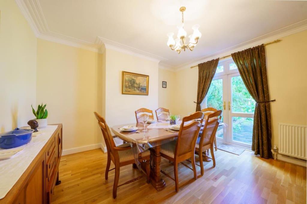 Apartment Wembley Arch View, 4-bed House, Drive For 2 Cars London
