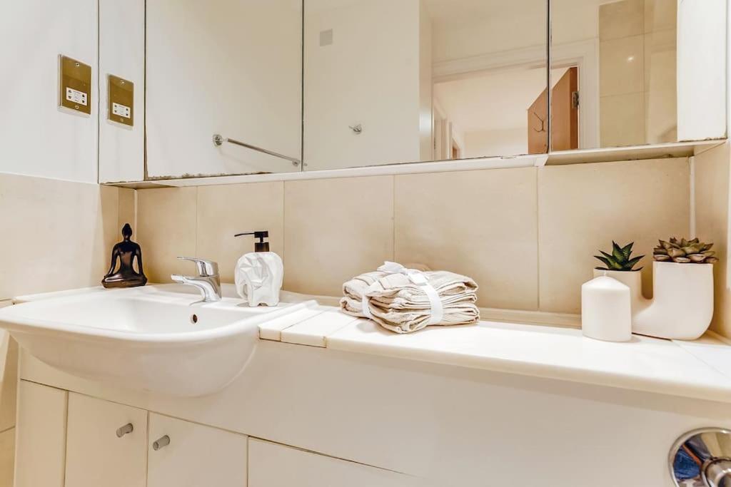 Spacious 1 Bedroom Apt Near Marble Arch Apartment London