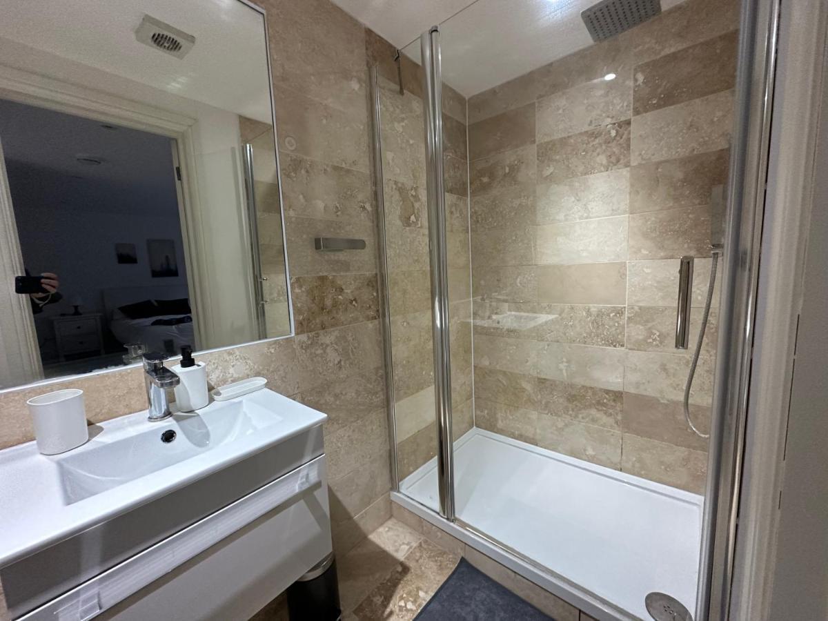 Delightful New Ensuite Bedroom With Stunning Shared Kitchen & Living -1c The Charteris London