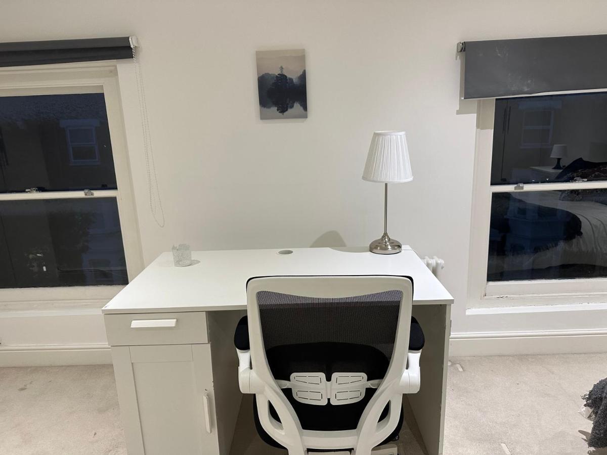 Delightful New Ensuite Bedroom With Stunning Shared Kitchen & Living -1c The Charteris London