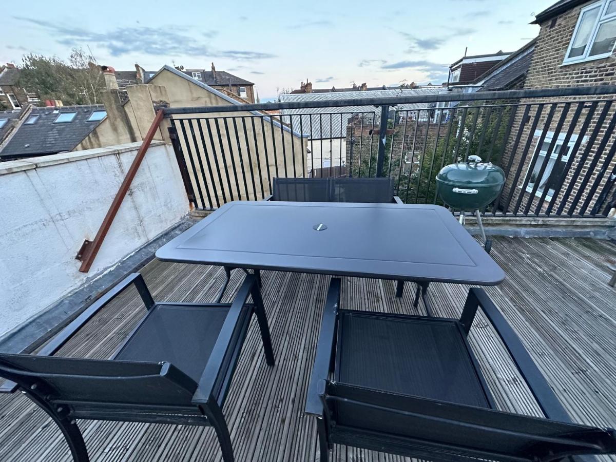 Delightful New Ensuite Bedroom With Stunning Shared Kitchen & Living -1c The Charteris Apartment *