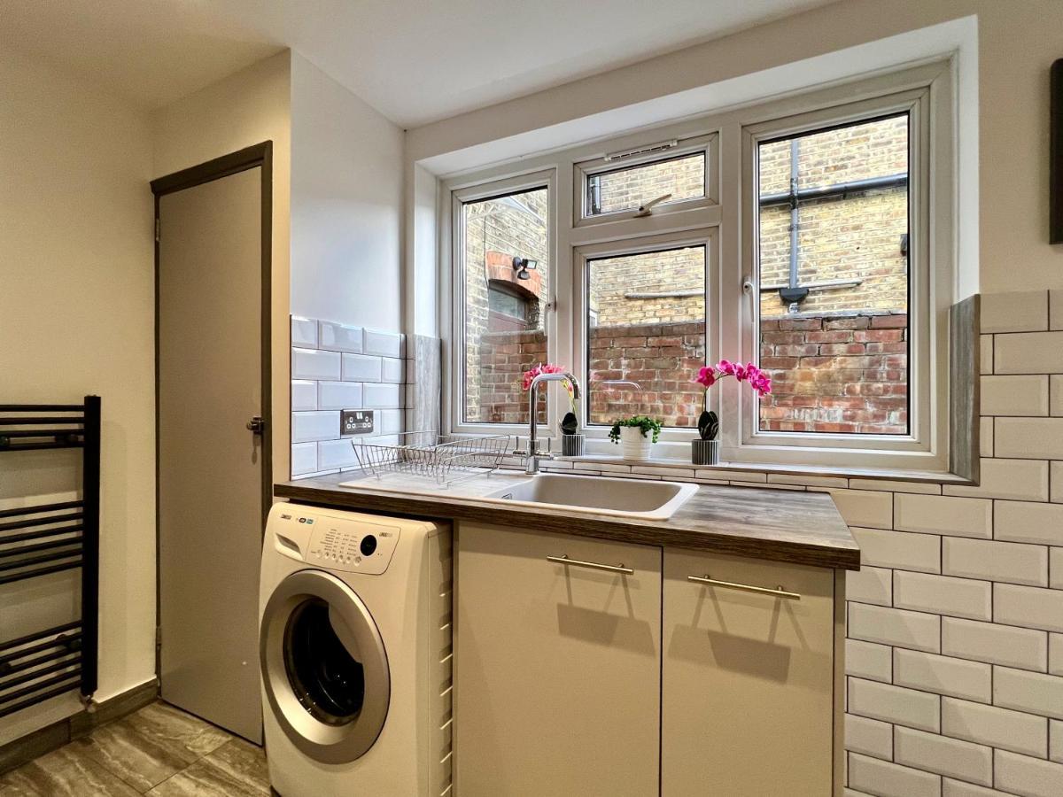 Clarence House 3 Bedrooms 8min To Station E17 North East Casa de férias Londres