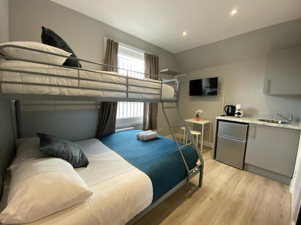 Holloway Suites - Next To Emirates Stadium - Private Bathroom - Shared Kitchen * London