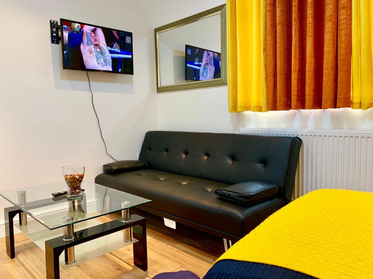 Apartment Apartments, Private Bathroom, Kitchenette, Parking, Np4 London