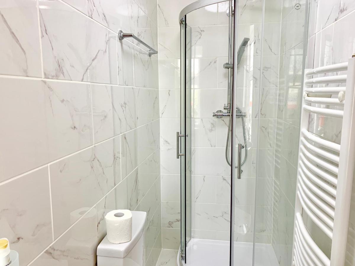 Apartment Apartments, Private Bathroom, Kitchenette, Parking, Np4 London