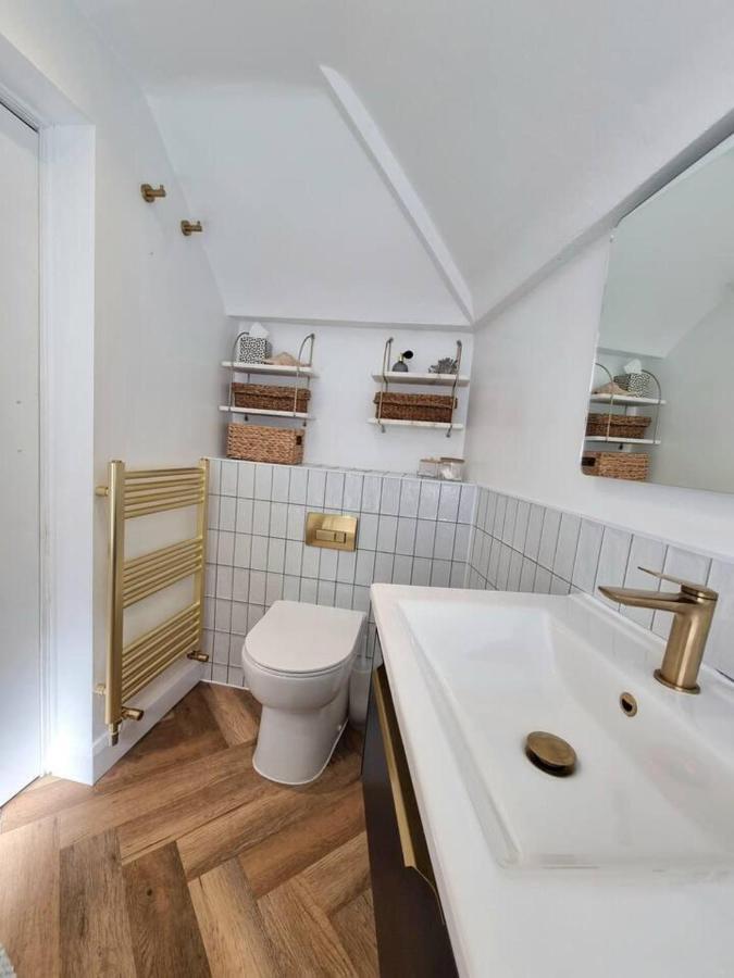 Apartment Spacious & Renovated 1-Bed Garden Flat In London