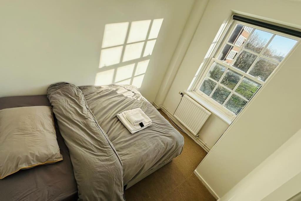 Traditional 3 Bed Flat In Highgate Apartment *