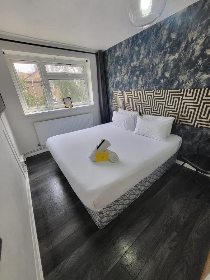 R2 Superking Sized Bed & 65