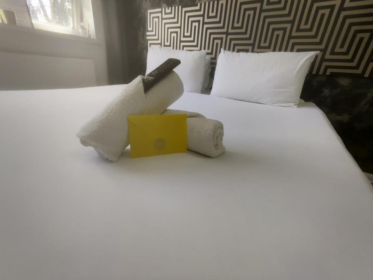 R2 Superking Sized Bed & 65