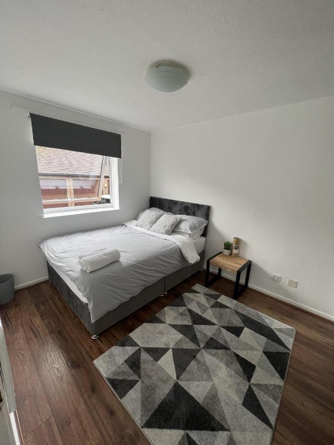Canary Wharf Haven - Spacious & Homely Entire 1 Bedroom Flat Apartment London