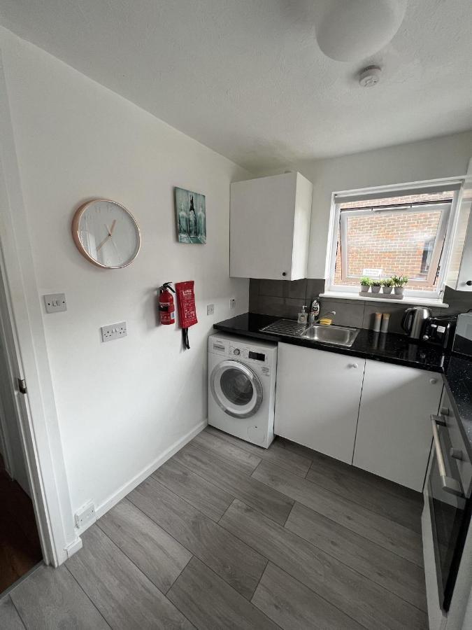 Canary Wharf Haven - Spacious & Homely Entire 1 Bedroom Flat Apartment *