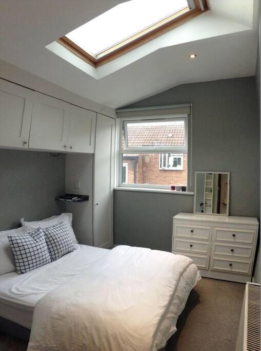 Gorgeous Hammersmith Home. Sleeps 6. Tube 5 Mins! London