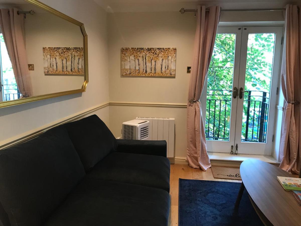 Apartment Key & Flowers - Kensington 1 London
