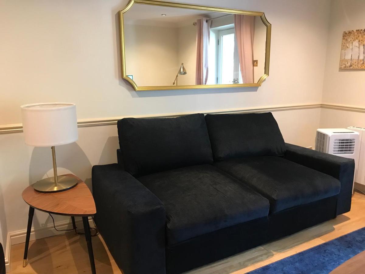 Apartment Key & Flowers - Kensington 1 *