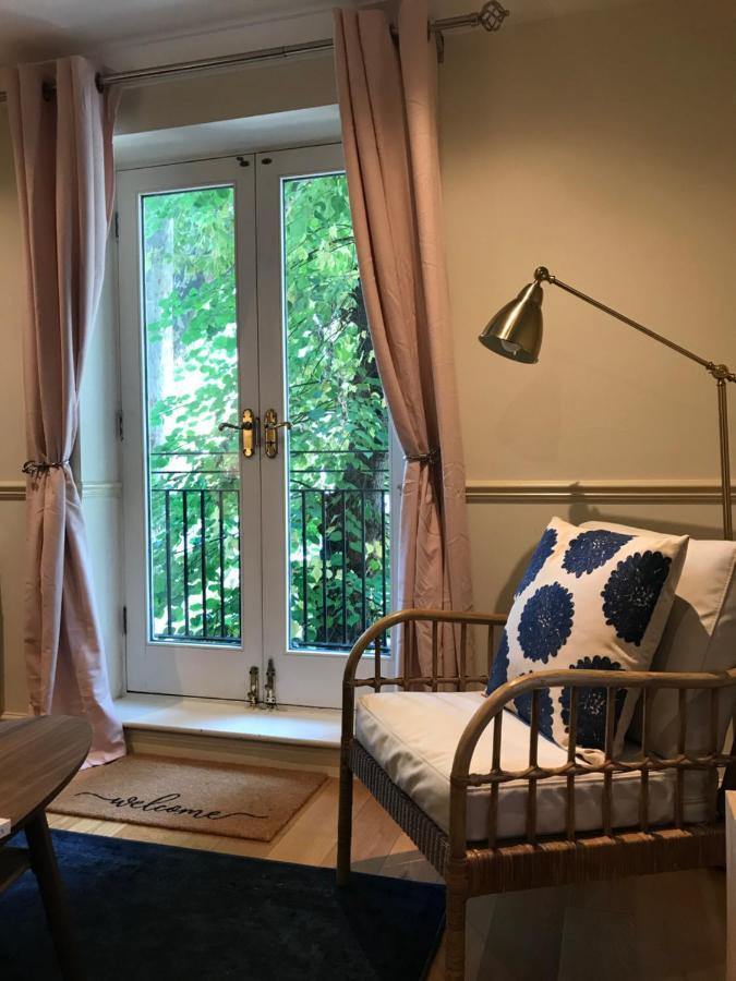 Apartment Key & Flowers - Kensington 1