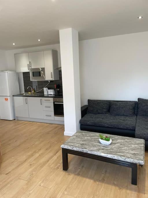 Apartment Flat 1 Latchmere, 2 Bedroom, 2 Bathroom Flat *