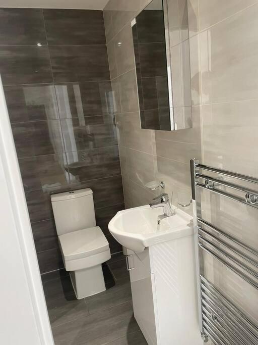 Flat 1 Latchmere, 2 Bedroom, 2 Bathroom Flat Apartment *