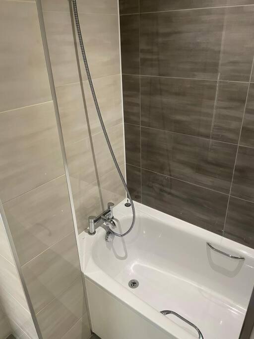 Flat 1 Latchmere, 2 Bedroom, 2 Bathroom Flat Apartment London