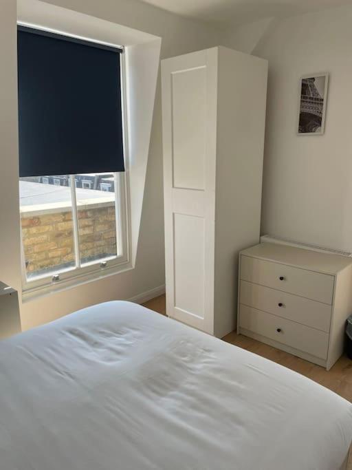 Flat 5 Latchmere, 2 Bedroom, 1 And A Half Bathrooms Flat Apartment *