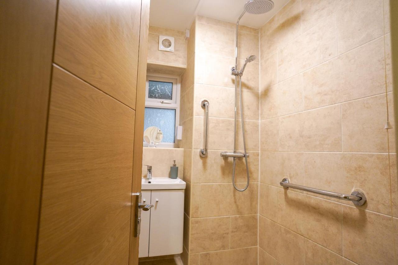 Enfield North 3br Apartment