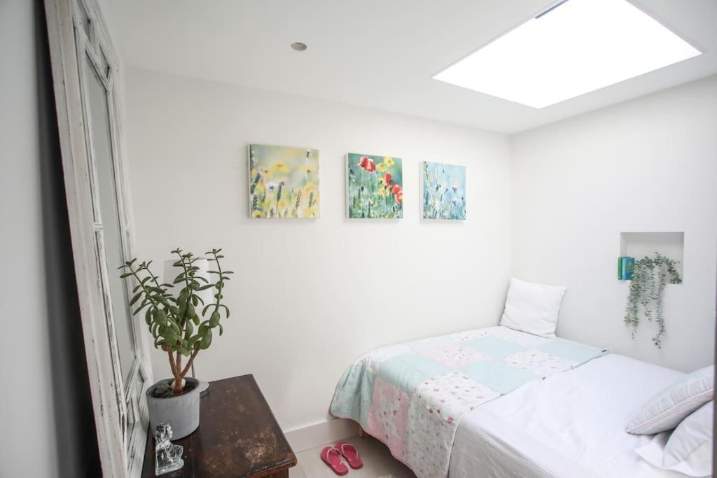 Stunning, Architecturally Designed Garden With Parking Apartment London