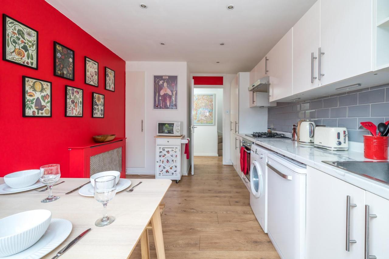 Apartment Striking Flat With Charming Garden And Desk *